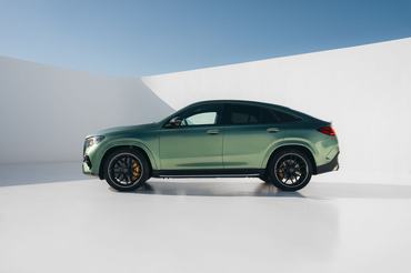 Das neue Mercedes-AMG GLE 63 S 4MATIC+ Coupé, 2026.Mercedes-AMG GLE 63 S 4MATIC+ Coupé | Energieverbrauch kombiniert 13,4-13,1 l/100 km | CO2 Emissionen kombiniert 303-297 g/km | CO2 Klasse: G1[1] Die Angaben sind vorläufig. Es liegen bislang weder bestätigte Werte von einer amtlich anerkannten Prüforganisation noch eine EG-Typgenehmigung noch eine Konformitätsbescheinigung mit amtlichen Werten vor. Abweichungen zwischen den Angaben und den amtlichen Werten sind möglich. The new Mercedes-AMG GLE 63 S 4MATIC+ Coupé, 2026.Mercedes‑AMG GLE 63 S 4MATIC+ Coupé | Energy consumption combined 13.4-13.1 l/100 km | CO2 emissions combined 303-297 g/km | CO2 class: G1[1] The figures are preliminary. No confirmed values from an officially recognized testing organization, EC type approval, or certificate of conformity with official values are available at this time. Deviations between the figures and the official values are possible.