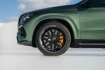 Das neue Mercedes-AMG GLE 63 S 4MATIC+ Coupé, 2026.Mercedes-AMG GLE 63 S 4MATIC+ Coupé | Energieverbrauch kombiniert 13,4-13,1 l/100 km | CO2 Emissionen kombiniert 303-297 g/km | CO2 Klasse: G1[1] Die Angaben sind vorläufig. Es liegen bislang weder bestätigte Werte von einer amtlich anerkannten Prüforganisation noch eine EG-Typgenehmigung noch eine Konformitätsbescheinigung mit amtlichen Werten vor. Abweichungen zwischen den Angaben und den amtlichen Werten sind möglich. The new Mercedes-AMG GLE 63 S 4MATIC+ Coupé, 2026.Mercedes‑AMG GLE 63 S 4MATIC+ Coupé | Energy consumption combined 13.4-13.1 l/100 km | CO2 emissions combined 303-297 g/km | CO2 class: G1[1] The figures are preliminary. No confirmed values from an officially recognized testing organization, EC type approval, or certificate of conformity with official values are available at this time. Deviations between the figures and the official values are possible.
