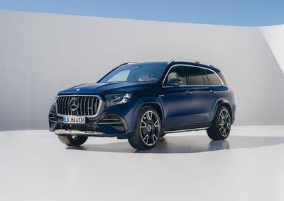 Der neue Mercedes-AMG GLS 63 4MATIC+ SUV, 2026.

Mercedes-AMG GLS 63 4MATIC+ SUV | Energieverbrauch kombiniert 13,7-13,4 l/100 km | CO2 Emissionen kombiniert 312-305 g/km | CO2 Klasse: G1

[1] Die Angaben sind vorläufig. Es liegen bislang weder bestätigte Werte von einer amtlich anerkannten Prüforganisation noch eine EG-Typgenehmigung noch eine Konformitätsbescheinigung mit amtlichen Werten vor. Abweichungen zwischen den Angaben und den amtlichen Werten sind möglich. 

The new Mercedes-AMG GLS 63 4MATIC+ SUV, 2026.

Mercedes‑AMG GLS 63 4MATIC+ SUV | Combined energy consumption 13.7-13.4 l/100 km | Combined CO₂ emissions 312-305 g/km | CO₂ class: G1

[1] The figures are preliminary. No confirmed values from an officially recognized testing organization, EC type approval, or certificate of conformity with official values are available at this time. Deviations between the figures and the official values are possible.