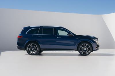 Der neue Mercedes-AMG GLS 63 4MATIC+ SUV, 2026.

Mercedes-AMG GLS 63 4MATIC+ SUV | Energieverbrauch kombiniert 13,7-13,4 l/100 km | CO2 Emissionen kombiniert 312-305 g/km | CO2 Klasse: G1

[1] Die Angaben sind vorläufig. Es liegen bislang weder bestätigte Werte von einer amtlich anerkannten Prüforganisation noch eine EG-Typgenehmigung noch eine Konformitätsbescheinigung mit amtlichen Werten vor. Abweichungen zwischen den Angaben und den amtlichen Werten sind möglich. 

The new Mercedes-AMG GLS 63 4MATIC+ SUV, 2026.

Mercedes‑AMG GLS 63 4MATIC+ SUV | Combined energy consumption 13.7-13.4 l/100 km | Combined CO₂ emissions 312-305 g/km | CO₂ class: G1

[1] The figures are preliminary. No confirmed values from an officially recognized testing organization, EC type approval, or certificate of conformity with official values are available at this time. Deviations between the figures and the official values are possible.