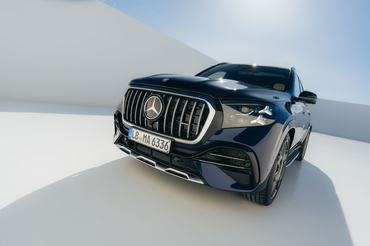 Der neue Mercedes-AMG GLS 63 4MATIC+ SUV, 2026.Mercedes-AMG GLS 63 4MATIC+ SUV | Energieverbrauch kombiniert 13,7-13,4 l/100 km | CO2 Emissionen kombiniert 312-305 g/km | CO2 Klasse: G1[1] Die Angaben sind vorläufig. Es liegen bislang weder bestätigte Werte von einer amtlich anerkannten Prüforganisation noch eine EG-Typgenehmigung noch eine Konformitätsbescheinigung mit amtlichen Werten vor. Abweichungen zwischen den Angaben und den amtlichen Werten sind möglich. The new Mercedes-AMG GLS 63 4MATIC+ SUV, 2026.Mercedes‑AMG GLS 63 4MATIC+ SUV | Combined energy consumption 13.7-13.4 l/100 km | Combined CO₂ emissions 312-305 g/km | CO₂ class: G1[1] The figures are preliminary. No confirmed values from an officially recognized testing organization, EC type approval, or certificate of conformity with official values are available at this time. Deviations between the figures and the official values are possible.