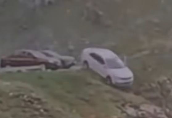 Videó: Szakadékba zuhant egy autó Romániában