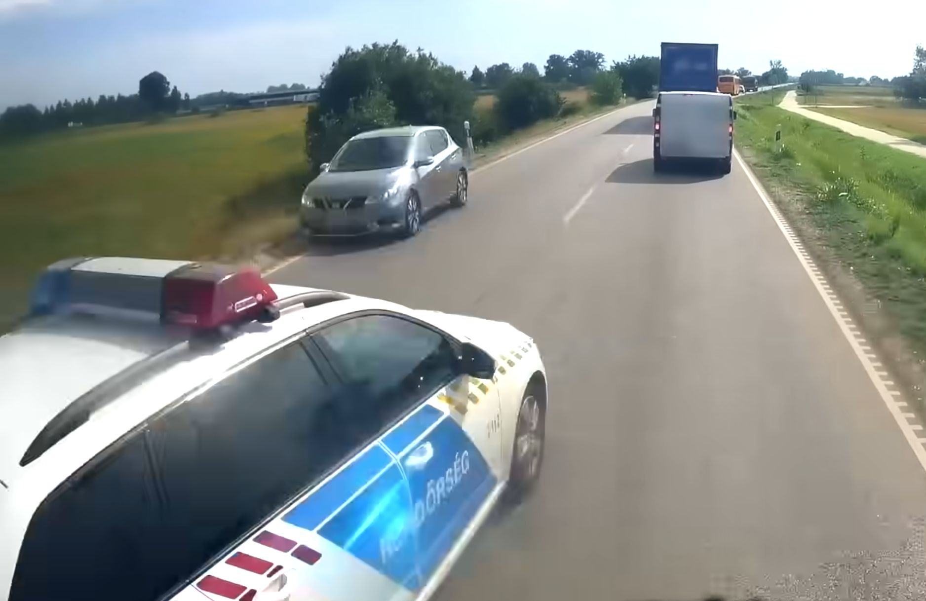 Videó: Majdnem csúnya balesetet okozott a rendőrautó