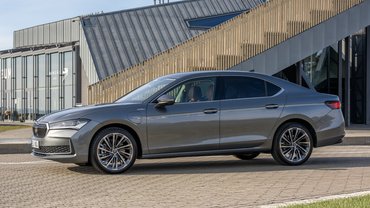 Superb-Hatch-version-receives-a-plug-in-hybrid-powertrain-with-200-kW-output-1_81e79369