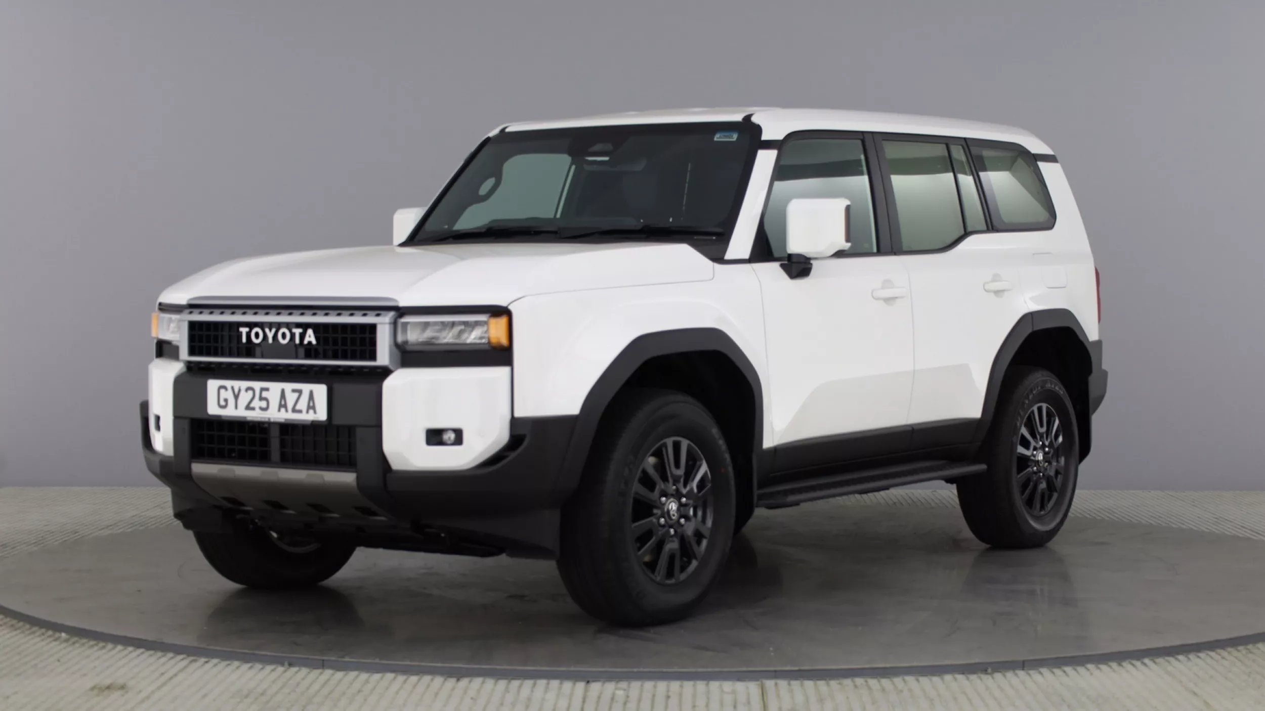 Sok cuccot szállítanál nehéz terepre? A Toyota Land Cruiser furgont ...