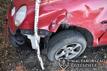 a-teherautoval-lesodort-es-cserbenhagyott-gepkocsi