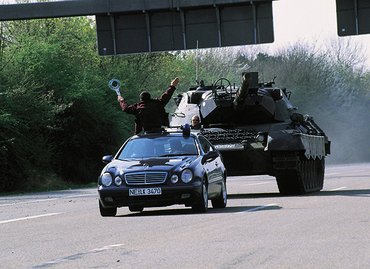 Semir (Erdogan Atalay) versucht den Panzer mit Offizier Gerd Bauschinger aufzuhalten.