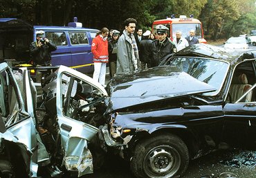 Spurensicherer Samulowski (Tim Owe Georgi, li.) und Kommissar Jochen Seyfert (Matthias Freihof) am Unfallort.