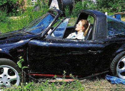 Dr. Stetter (Rainer Friedrichsen) plant mit seinen Anhängern, den "Sonnenkindern", einen Massenselbstmord - exakt um 12.00 Uhr Ortszeit.