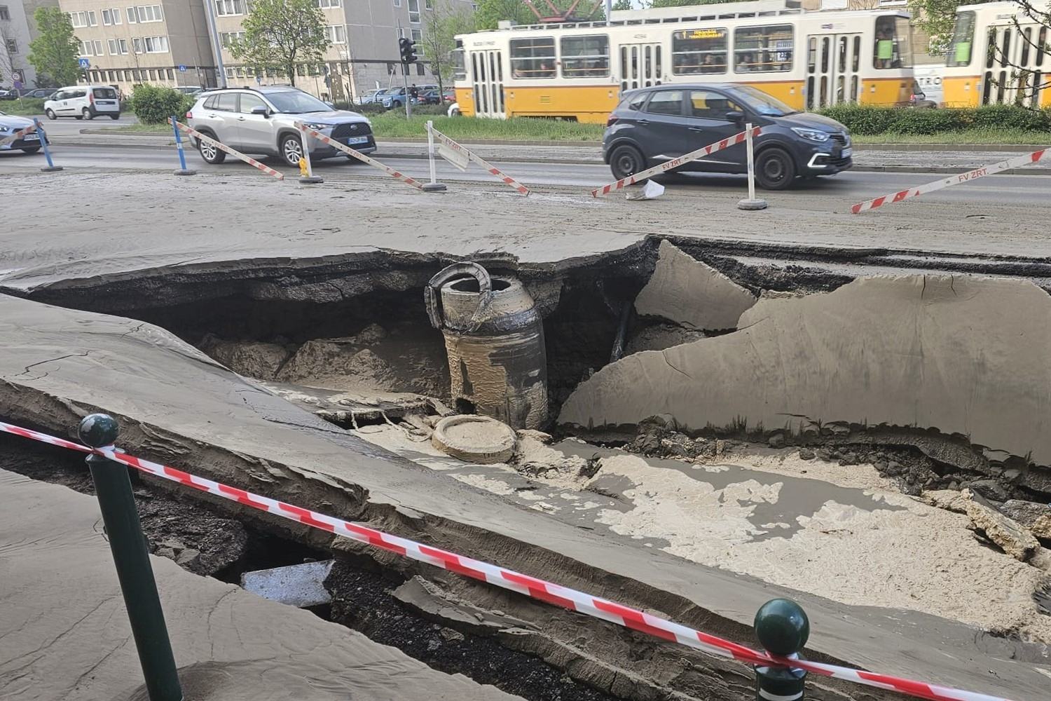Káosszal indul a hét: gigakráter tátong a Róbert Károly körúton