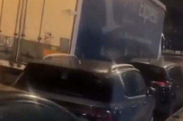 kamion-franciaország-parkoló-autók-baleset