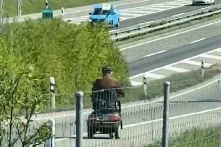 Kerekesszékkel hajtott fel az autópályára, a rendőrök már bottal ütötték a nyomát