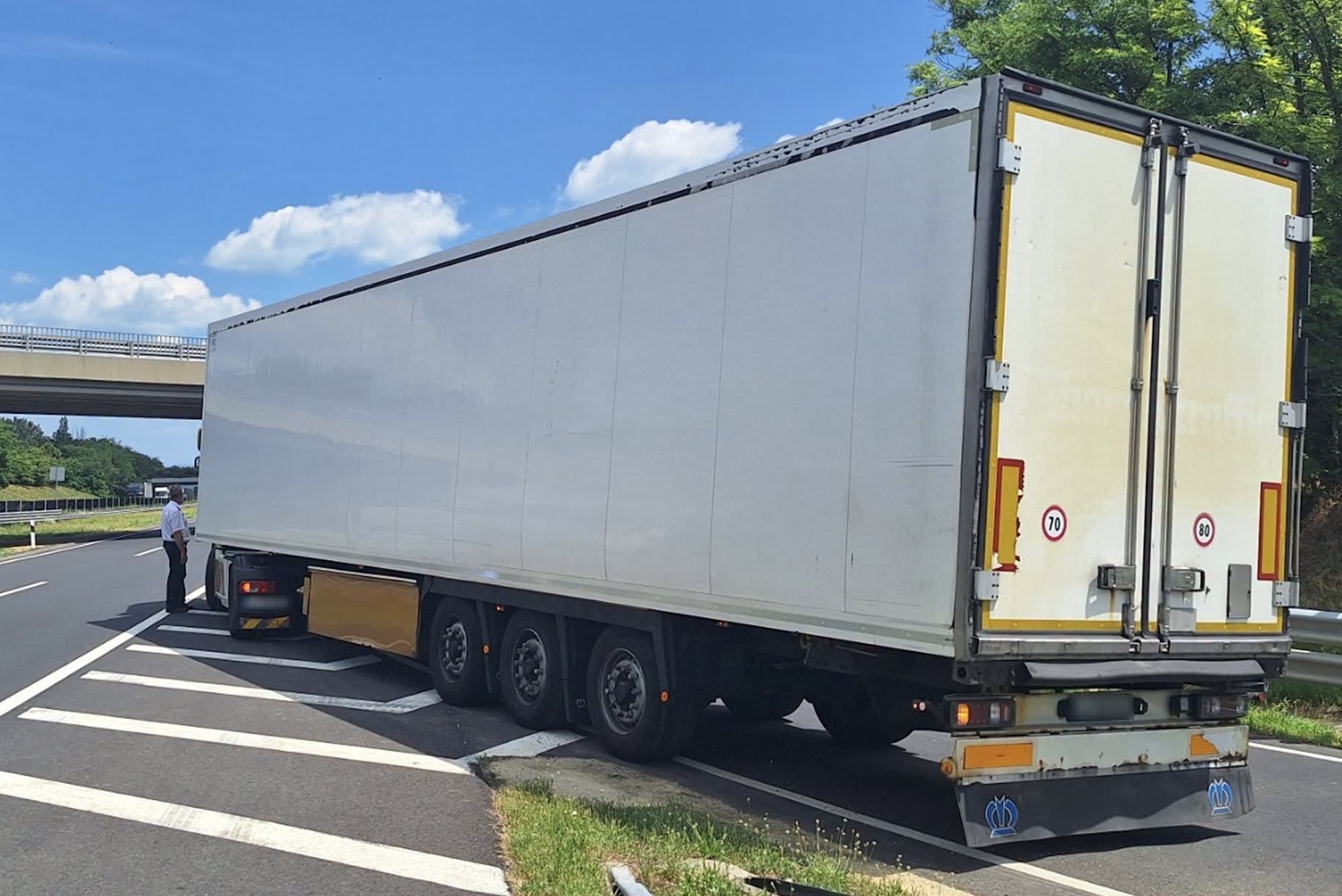 Az M7-es közepén állt meg pihenni egy kamionos