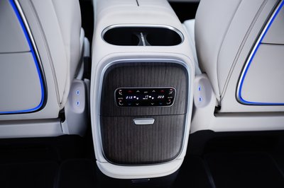 Der neue vollelektrische Mercedes-Benz VLE - Die Angaben sind vorläufig und wurden intern nach Maßgabe der Zertifizierungsmethode „WLTP-Prüfverfahren“ ermittelt. Es liegen bislang weder eine EG-Typgenehmigung noch eine Konformitätsbescheinigung mit amtlichen Werten vor. Abweichungen zwischen den Angaben und den amtlichen Werten sind möglich. The all-new electric Mercedes-Benz VLE - Figures are preliminary and were determined internally in accordance with the "WLTPtest procedure"certificationmethod. At present, there has been neither an EC typeapprovalnor a certificate ofconformitywith official values. There may be discrepancies between thefigures providedand the official values.
