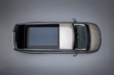 Der neue vollelektrische Mercedes-Benz VLE - Die Angaben sind vorläufig und wurden intern nach Maßgabe der Zertifizierungsmethode „WLTP-Prüfverfahren“ ermittelt. Es liegen bislang weder eine EG-Typgenehmigung noch eine Konformitätsbescheinigung mit amtlichen Werten vor. Abweichungen zwischen den Angaben und den amtlichen Werten sind möglich. The all-new electric Mercedes-Benz VLE - Figures are preliminary and were determined internally in accordance with the "WLTPtest procedure"certificationmethod. At present, there has been neither an EC typeapprovalnor a certificate ofconformitywith official values. There may be discrepancies between thefigures providedand the official values.