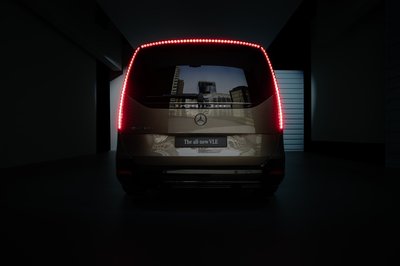 Der neue vollelektrische Mercedes-Benz VLE - Die Angaben sind vorläufig und wurden intern nach Maßgabe der Zertifizierungsmethode „WLTP-Prüfverfahren“ ermittelt. Es liegen bislang weder eine EG-Typgenehmigung noch eine Konformitätsbescheinigung mit amtlichen Werten vor. Abweichungen zwischen den Angaben und den amtlichen Werten sind möglich. The all-new electric Mercedes-Benz VLE - Figures are preliminary and were determined internally in accordance with the "WLTPtest procedure"certificationmethod. At present, there has been neither an EC typeapprovalnor a certificate ofconformitywith official values. There may be discrepancies between thefigures providedand the official values.