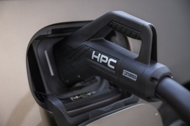 Der neue vollelektrische Mercedes-Benz VLE - Die Angaben sind vorläufig und wurden intern nach Maßgabe der Zertifizierungsmethode „WLTP-Prüfverfahren“ ermittelt. Es liegen bislang weder eine EG-Typgenehmigung noch eine Konformitätsbescheinigung mit amtlichen Werten vor. Abweichungen zwischen den Angaben und den amtlichen Werten sind möglich. The all-new electric Mercedes-Benz VLE - Figures are preliminary and were determined internally in accordance with the "WLTPtest procedure"certificationmethod. At present, there has been neither an EC typeapprovalnor a certificate ofconformitywith official values. There may be discrepancies between thefigures providedand the official values.