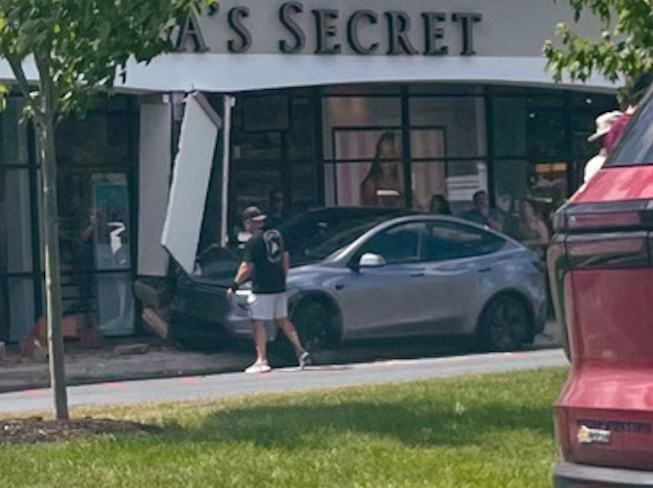 Ütközött a Tesla, a sofőr szerint az autó a hibás