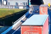 opel-corsa-lengyelország-s1-autópálya-megfordulás-forgalommal-szemben