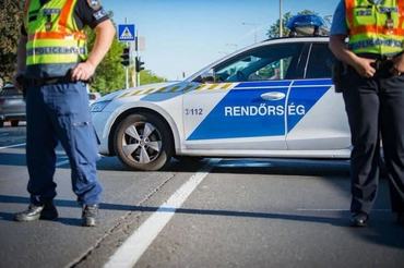 rendőrök lead plusz egy autó
