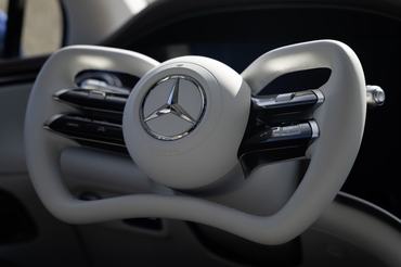 Steer-by-Wire wird RealitÃ¤t bei Mercedes-Benz: vÃ¶llig neuartiges LenkgefÃ¼hl kombiniert mit maximaler Sicherheit Steer-by-wire becomes reality at Mercedes-Benz: a completely new steering experience combined with maximum safety