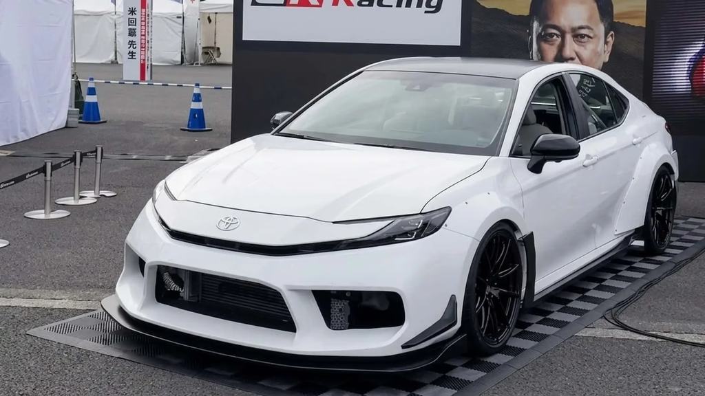 7 henger? 700 lóerő? Igen, méghozzá egy Toyota Camryben!