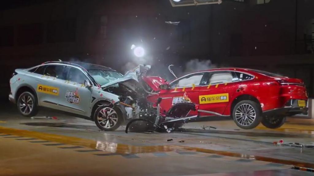 Maga fizet a BYD, ha balesetezik az önvezető rendszere